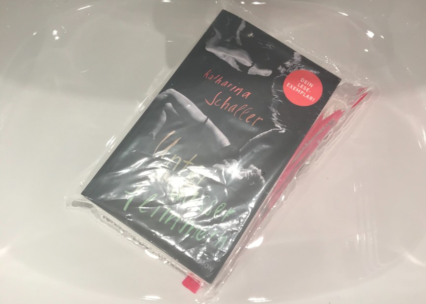 Sich (nicht) spüren können: Katharina Schallers Unterwasserflimmern