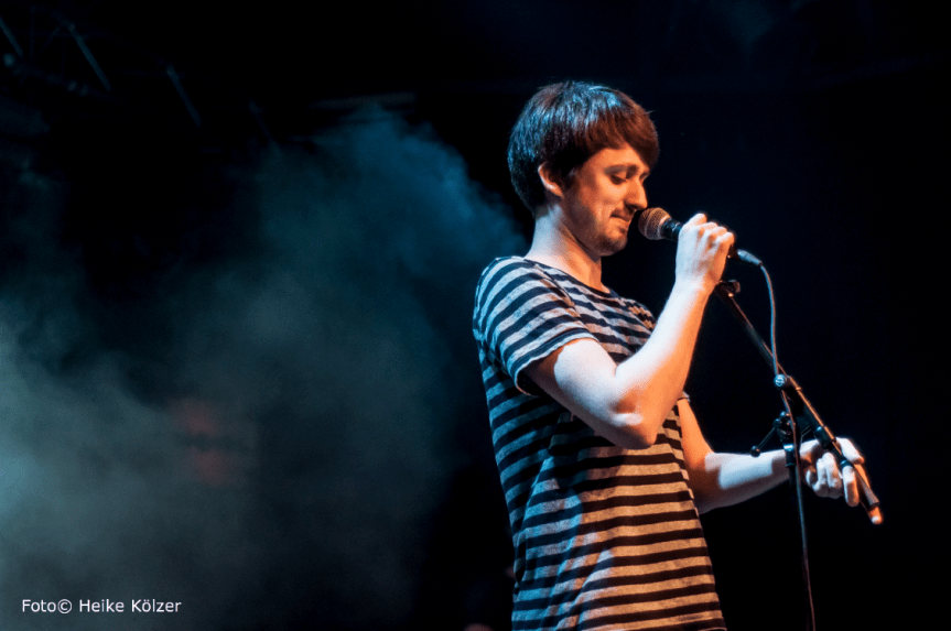 „Ich mag, dass vor und neben der Bühne gegenseitiger Respekt herrscht“ – Stichwort Poetry Slam: Drei Fragen an Fabian&nbsp;Navarro