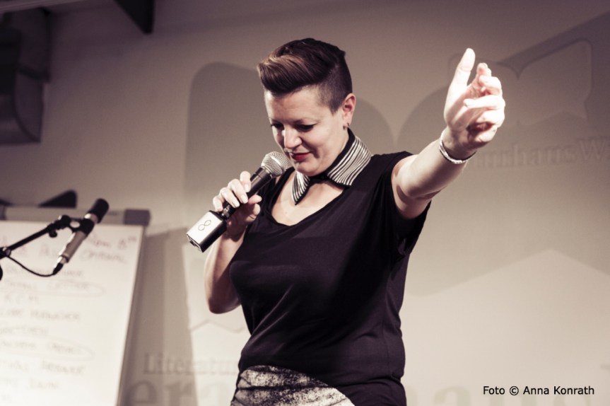 „Hier hat jede*r mal 5 minutes of fame“ – Stichwort Poetry Slam: Drei Fragen an Diana&nbsp;Köhle