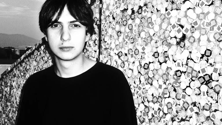 „Durch das direkte Feedback vom Publikum kann man den eigenen Text besser einordnen“ – Stichwort Poetry Slam: Drei Fragen an Elias&nbsp;Hirschl