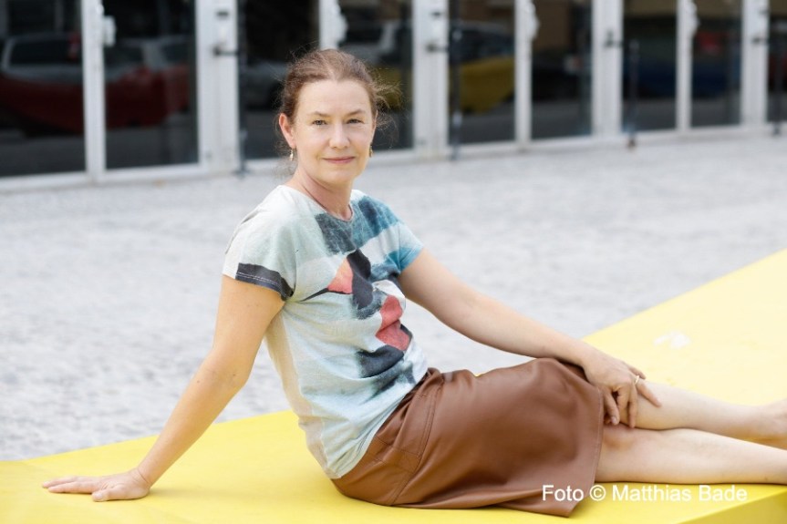 „Maria Lassnig hat manchmal überlegt, ob sie nicht Schriftstellerin werden sollte, sich dann aber bewusst dagegen entschieden, weil es, wie sie einmal festhielt, nicht genug Wörter&nbsp;gebe“
